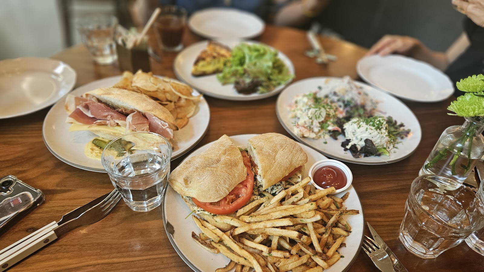 Le Bon Nosh photo 2